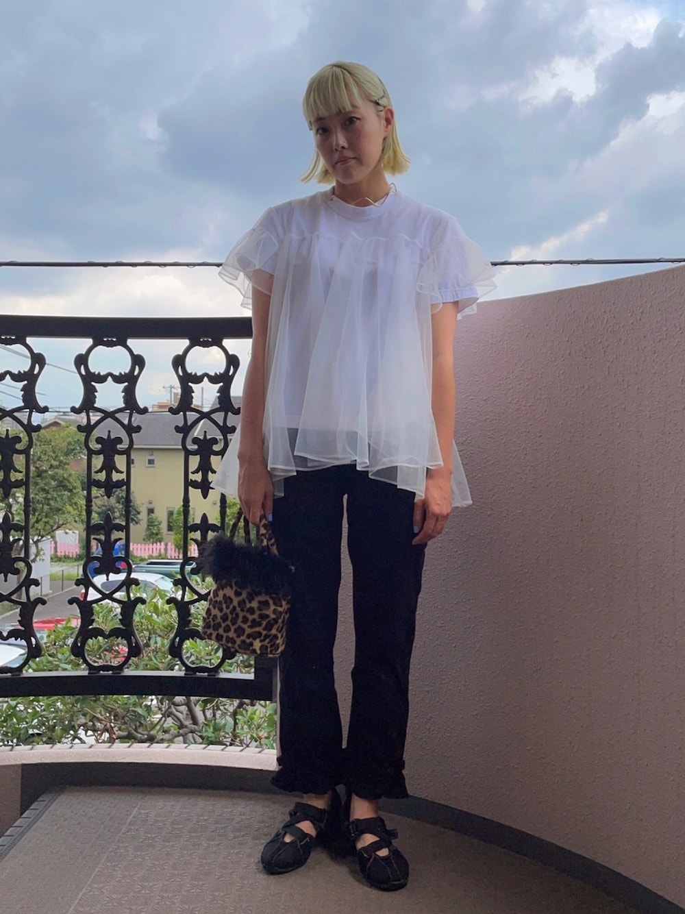 ホワイト系のTシャツ/カットソー、ブラック系のその他パンツ、ブラック系のスニーカーを着用したレディースの夏コーディネートの1枚目の写真