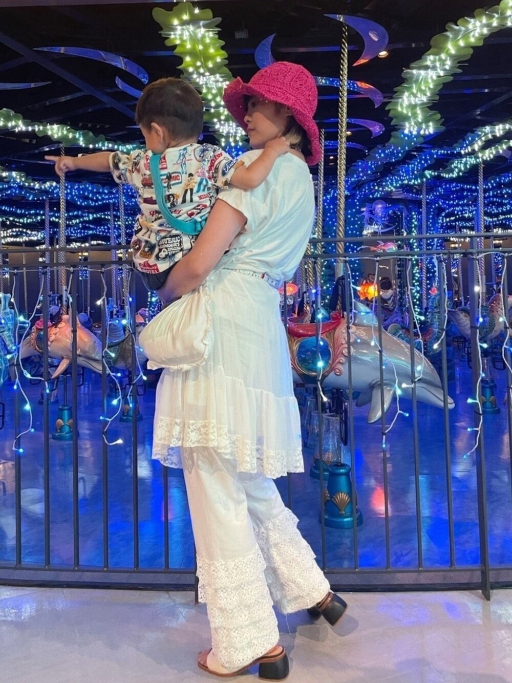 ホワイト系のパンツ、ホワイト系のスカート、ホワイト系のショルダーバッグを着用したレディースの夏コーディネートの1枚目の写真