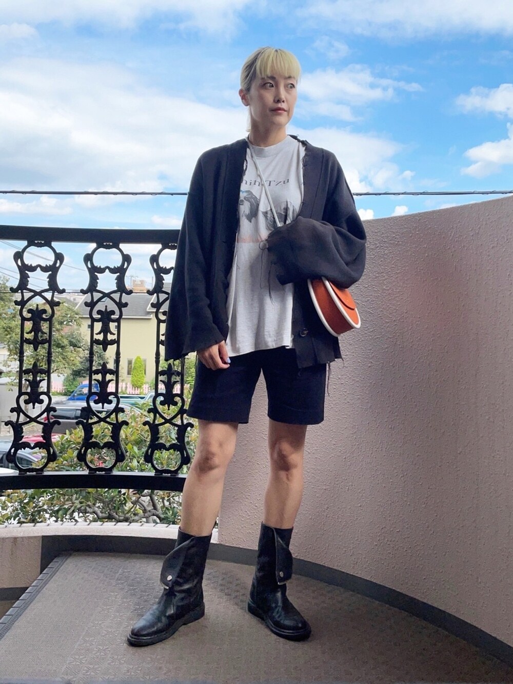 「ハーフパンツ、カーディガン、ブーツ、秋コーデ、大人カジュアル、秋服準備はじめました、ボリューム袖」｜「PERVERZEのアイテム（カーディガン/ボレロ、ブラック系）」を使った、Momoさん（レディース・160cm）の秋コーディネートの1枚目の写真