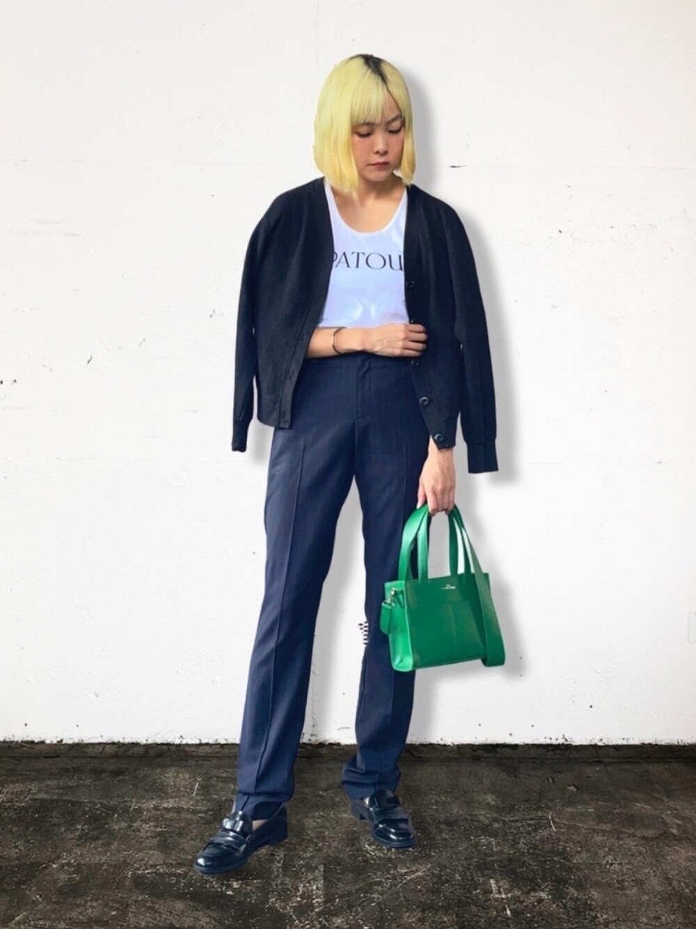 「ローファー、UNIQLO、秋のコーデ、スラックス、モノトーン、大人カジュアル、モード、パンツスタイル、秋トレンド2021、ミニバッグ」｜「PATOUのアイテム（タンクトップ、ホワイト系）」を使った、Momoさん（レディース・160cm）の秋コーディネートの1枚目の写真