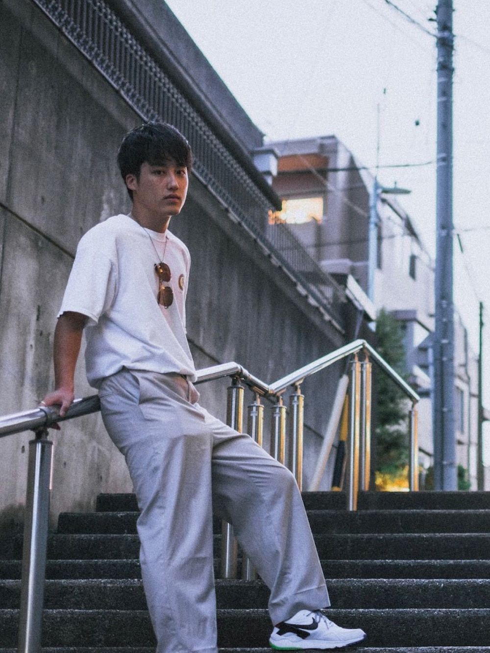 ホワイト系のTシャツ/カットソー、シルバー系のスラックス、ホワイト系のスニーカーを着用したメンズの夏コーディネートの1枚目の写真