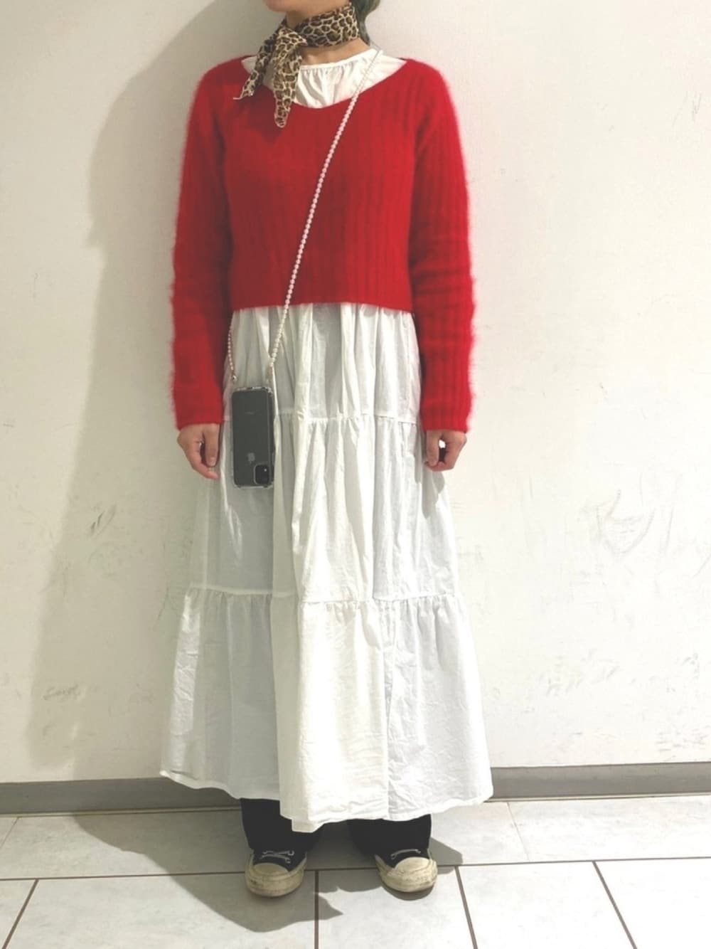 「春コーデ、ニット、ワンピース、ワンピース×スニーカー、スニーカー、スカーフ、ロングワンピース、コンバース」｜「古着のアイテム（ニット/セーター、レッド系）」を使った、あんみさん（レディース・156cm）の春コーディネートの1枚目の写真