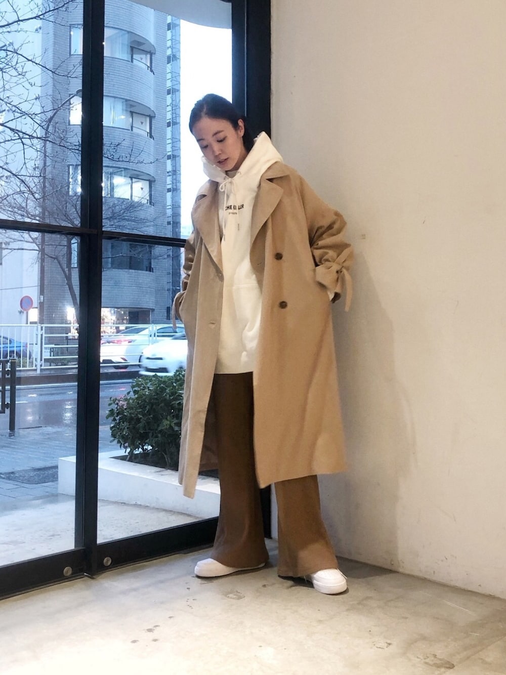 「トレンチコート、パーカー、リブパンツ、スニーカー、スニーカーコーデ、カジュアルコーデ、春コーデ、今日のコーデ、オーバーサイズ、スタッフセンバツ」｜「COTORICAのリネンライクトレンチコート（その他アウター、ベージュ系）」を使った、半田 麗さん（レディース・165cm）の冬コーディネートの1枚目の写真