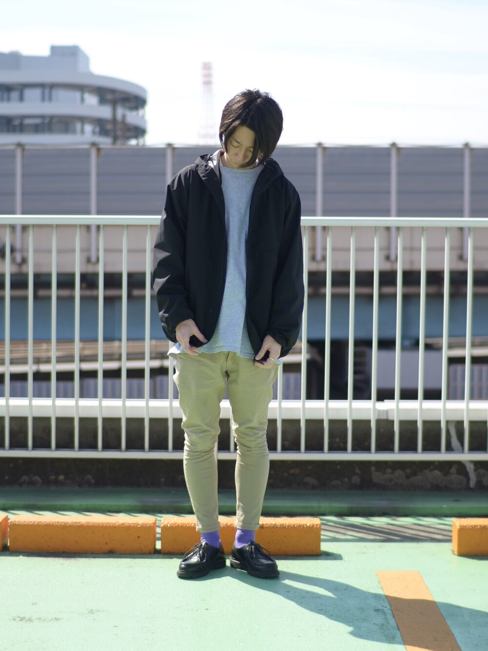 「シンプルコーデ、スキニー、BURLAP OUTFITTER、SPELLBOUND、Paraboot、goodwear、RoToTo」｜「BURLAP OUTFITTERのアイテム（ナイロンジャケット、ブラック系）」を使った、大川さん（メンズ・174cm）の春コーディネートの1枚目の写真