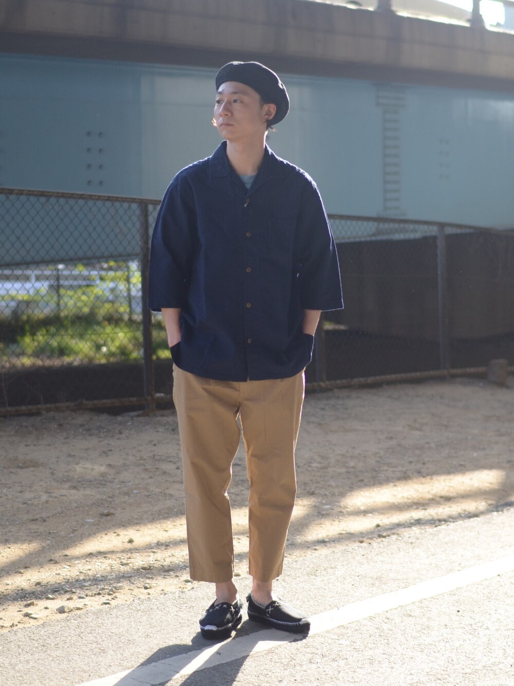 ブルー系のTシャツ/カットソー、ベージュ系のその他パンツ、ブラック系のその他シューズを着用したメンズの春コーディネートの1枚目の写真