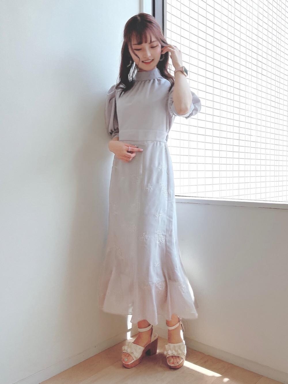 「デート、ガーリー、フェミニン、MAJESTIC LEGON、お呼ばれ、マジェスティックレゴン、オトナカワイイ、あざとかわいい、標準身長、カワイイ」｜「MAJESTIC LEGONのフカフカフリルサンダル（サンダル、ホワイト系）」を使った、マジェスティックレゴンルミネ立川店スタッフさん（レディース・160cm）の春コーディネートの1枚目の写真