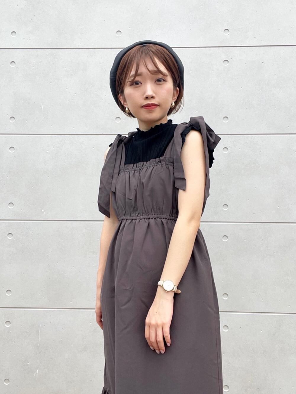 「ベレー帽、MAJESTIC LEGON、低身長、キャミワンピ、マジェスティックレゴン、骨格ウェーブ、のーすりーぶ、ぶーつ、ワンピース 、わんぴ」｜「MAJESTIC LEGONのフカフカストレッチブーツ（ブーツ、ブラック系）」を使った、マジェスティックレゴンルミネ立川店スタッフさん（レディース・144cm）の夏コーディネートの1枚目の写真