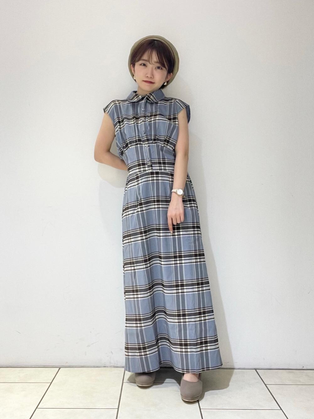 「チェック、パンプス、ベレー帽、チェック柄、MAJESTIC LEGON、低身長、マジェスティックレゴン、骨格ウェーブ、ワンピース 、わんぴ」｜「MAJESTIC LEGONのふかふかリボンsetパンプス（パンプス、ブラウン系）」を使った、マジェスティックレゴンルミネ立川店スタッフさん（レディース・144cm）の夏コーディネートの1枚目の写真