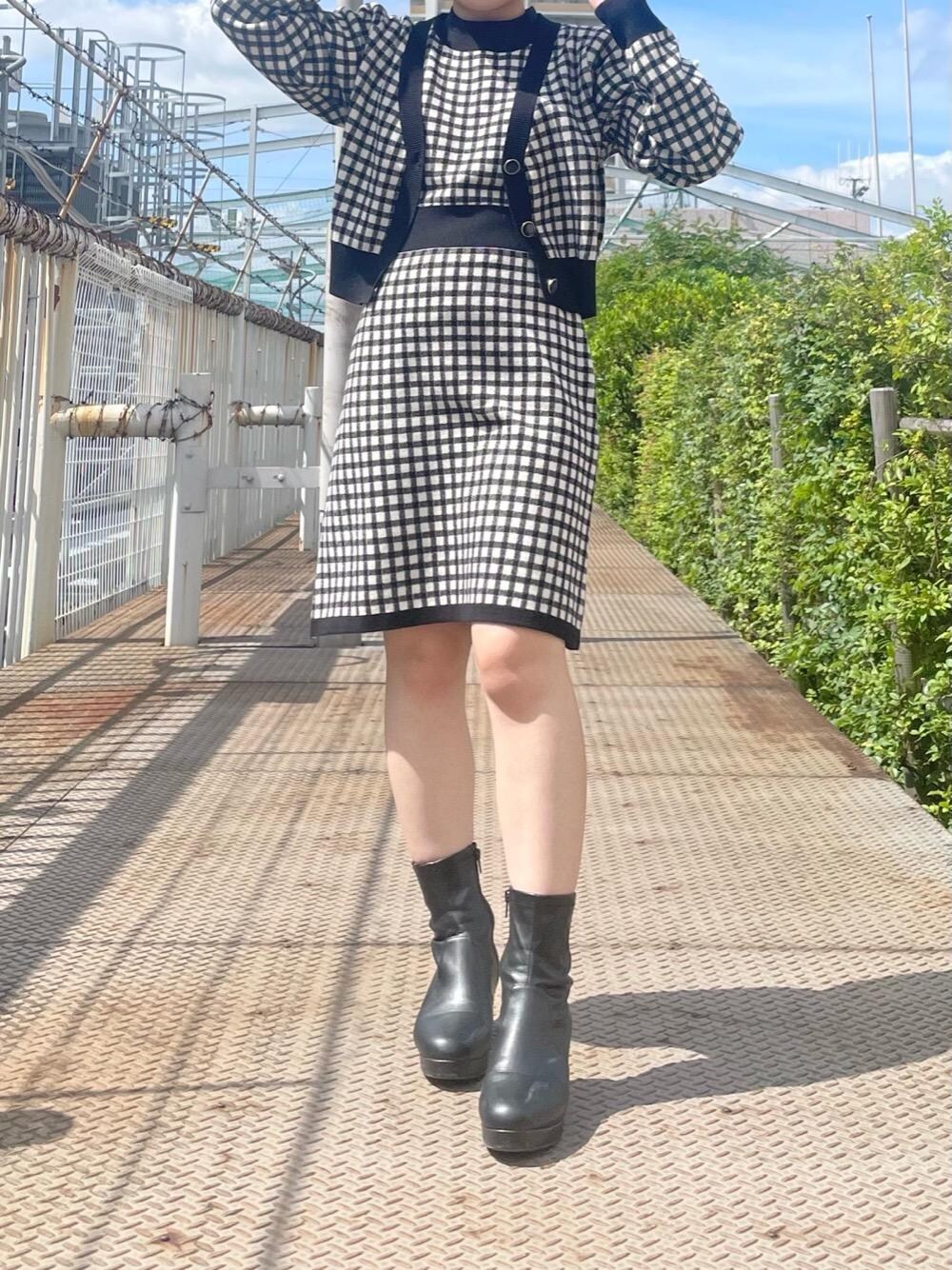 「チェック、カーディガン、ニット、セットアップ、カーデ、MAJESTIC LEGON、ミニワンピ、マジェスティックレゴン、ワンピース 、わんぴ」｜「MAJESTIC LEGONのフカフカストレッチブーツ（ブーツ、ブラック系）」を使った、マジェスティックレゴンルミネ立川店スタッフさん（レディース・144cm）の秋コーディネートの1枚目の写真