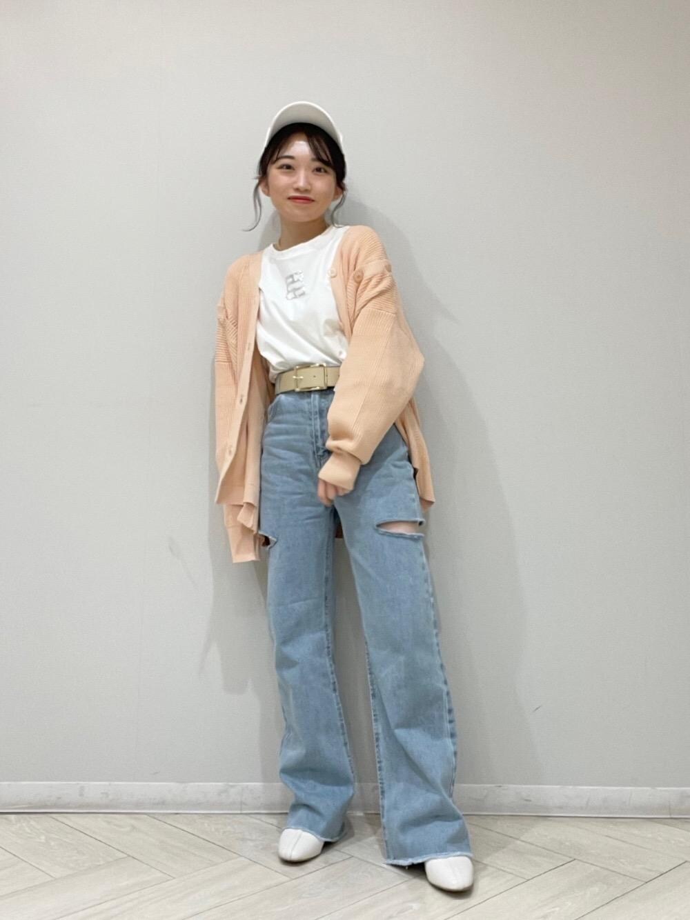 「カーディガン、ハイウエスト、大人カジュアル、カーデ、MAJESTIC LEGON、低身長、カッティング、骨格ナチュラル、でにむ、ぱんつ」｜「MAJESTIC LEGONのレディシアーブーツ（サンダル、ホワイト系）」を使った、マジェスティックレゴンルミネ立川店スタッフさん（レディース・144cm）の春コーディネートの1枚目の写真