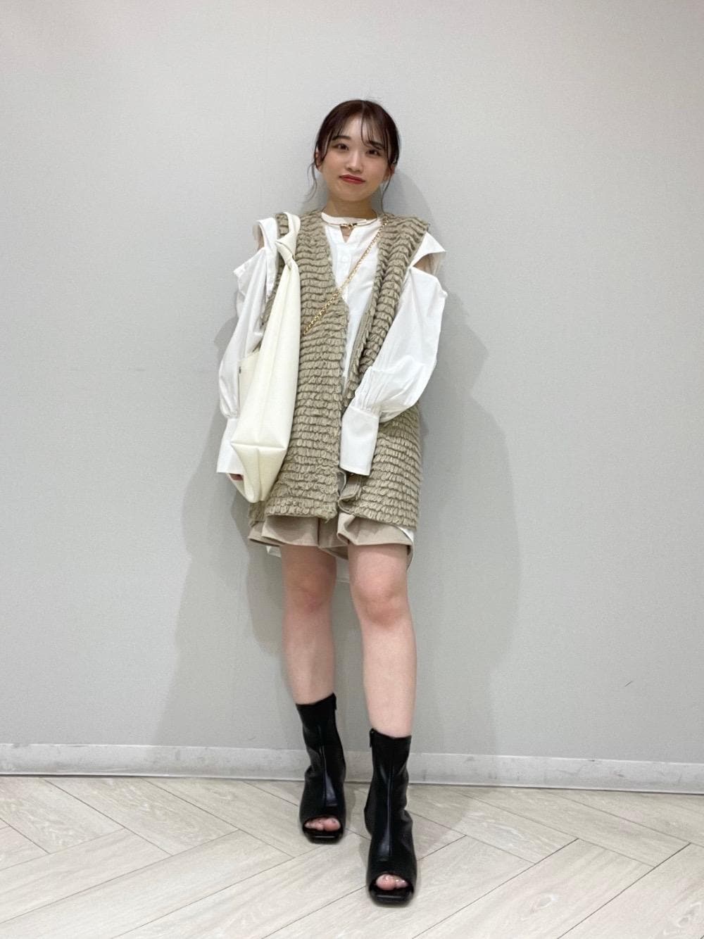 「ショートパンツ、大人カジュアル、MAJESTIC LEGON、マジェスティックレゴン、カッティング、骨格ナチュラル、べすと、シャツ 、ﾌﾞｰﾂ、オープンブーツ」｜「MAJESTIC LEGONのリラックスショルダーバッグ（ショルダーバッグ、ホワイト系）」を使った、マジェスティックレゴンルミネ立川店スタッフさん（レディース・144cm）の春コーディネートの1枚目の写真