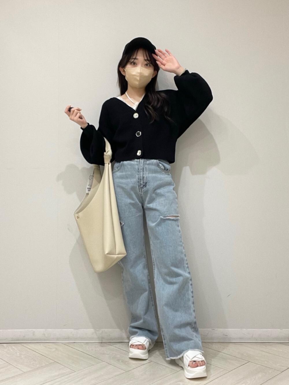 「カーディガン、ビジュー、ダメージ、MAJESTIC LEGON、低身長、マジェスティックレゴン、スポサン、カッティング、でにむ、さんだる」｜「MAJESTIC LEGONのリラックスショルダーバッグ（ショルダーバッグ、グレー系）」を使った、マジェスティックレゴンルミネ立川店スタッフさん（レディース・144cm）の春コーディネートの1枚目の写真