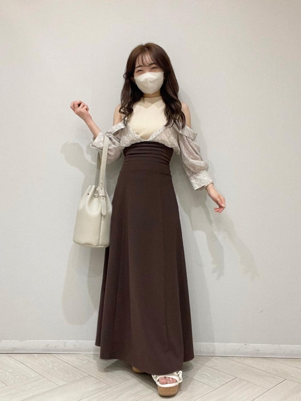 「デート、フェミニン、MAJESTIC LEGON、低身長、マジェスティックレゴン、大人ファッション、骨格ナチュラル、さんだる、ワンピース 、わんぴ」｜「MAJESTIC LEGONのワンハンドルトート（トートバッグ、ベージュ系）」を使った、マジェスティックレゴンルミネ立川店スタッフさん（レディース・144cm）の春コーディネートの1枚目の写真