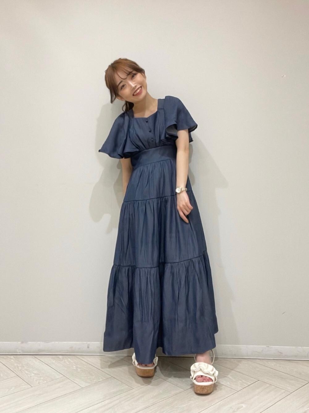 「フェミニン、MAJESTIC LEGON、低身長、マジェスティックレゴン、ティアード、骨格ナチュラル、大人カワイイ、さんだる、ワンピース 、わんぴ」｜「MAJESTIC LEGONのフカフカフリルサンダル（サンダル、ホワイト系）」を使った、マジェスティックレゴンルミネ立川店スタッフさん（レディース・144cm）の夏コーディネートの1枚目の写真