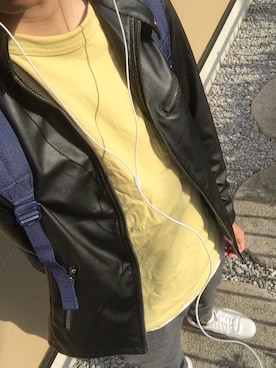 「GU（ジーユー）のアイテム（カーゴパンツ、グレー系）」を使った、たまきさん（メンズ・173cm・20代）の春コーディネート