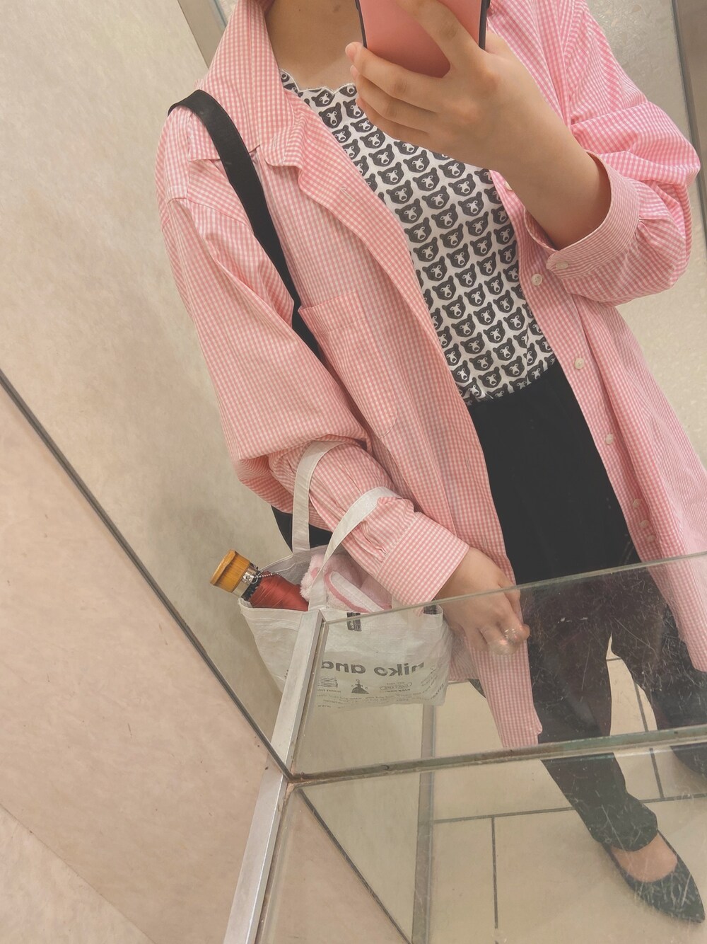 ホワイト系のバッグ、ブラック系のその他パンツ、ブラック系のパンプスを着用したレディースの夏コーディネートの1枚目の写真