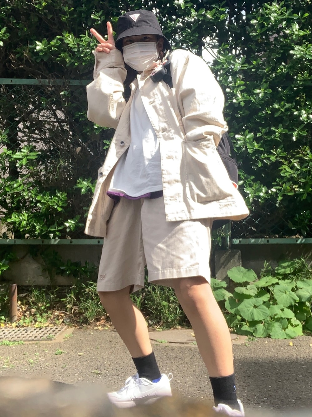 「バケットハット、ハーフパンツ、スケータースタイル、オトナカジュアル、クルーソックス」｜「しまむらのアイテム（デニムジャケット、ベージュ系）」を使った、nimiseri0119さん（レディース・158cm）の春コーディネートの1枚目の写真