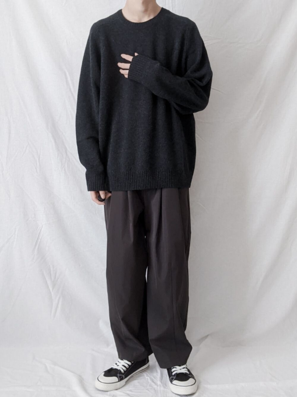 「秋冬コーデ、大人コーデ、ワントーンコーデ、グレー、ニット、低身長、UNIQLO、モノトーンコーデ、プチプラ、ワイドパンツ」｜「UNIQLOのプレミアムラムクルーネックセーター（ニット/セーター、グレー系）」を使った、KAYUさん（メンズ・167cm）の冬コーディネートの1枚目の写真