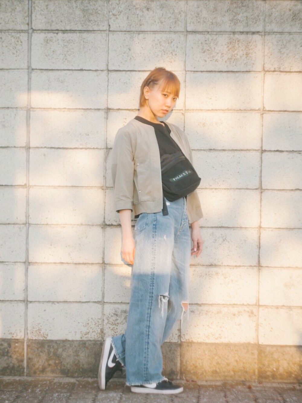 「シンプルコーデ、休日スタイル、ラフスタイル、プチプラ、プチプラコーデ、Tシャツ、メンズライク、フォローミー、デニムパンツ、楽チンコーデ」｜「AZUL by moussyのアイテム（デニムパンツ、ブルー系）」を使った、ゆぴさん（レディース・162cm）の夏コーディネートの1枚目の写真