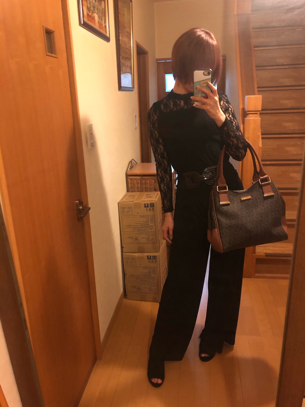 「秋コーデ、シンプル、黒コーデ、ワントーンコーデ、お洒落さんとつながりたい、おしゃれさんと繋がりたい、パンツスタイル、パンツ、パンツコーデ、シースルー」｜「MICHAEL KORSのアイテム（バッグ、ブラウン系）」を使った、ゆぴさん（レディース・162cm）の秋コーディネートの1枚目の写真