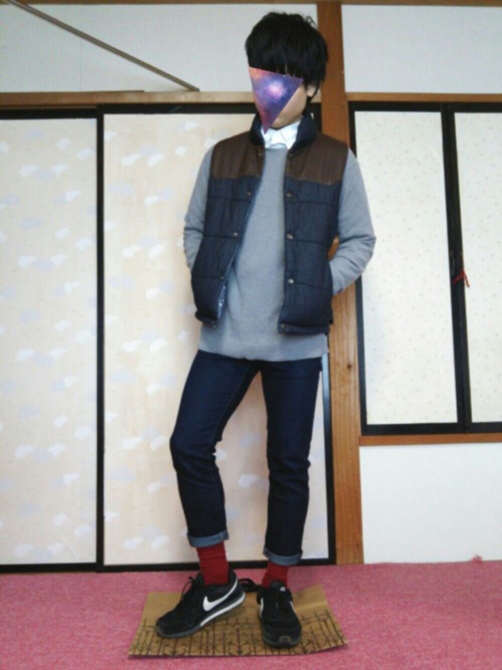 「シンプルコーデ、ラフ、デニムパンツ、ナイキ、ベスト」｜「Right-onのアイテム（その他アウター、ブルー系）」を使った、ひろさん（メンズ・168cm）の春コーディネートの1枚目の写真