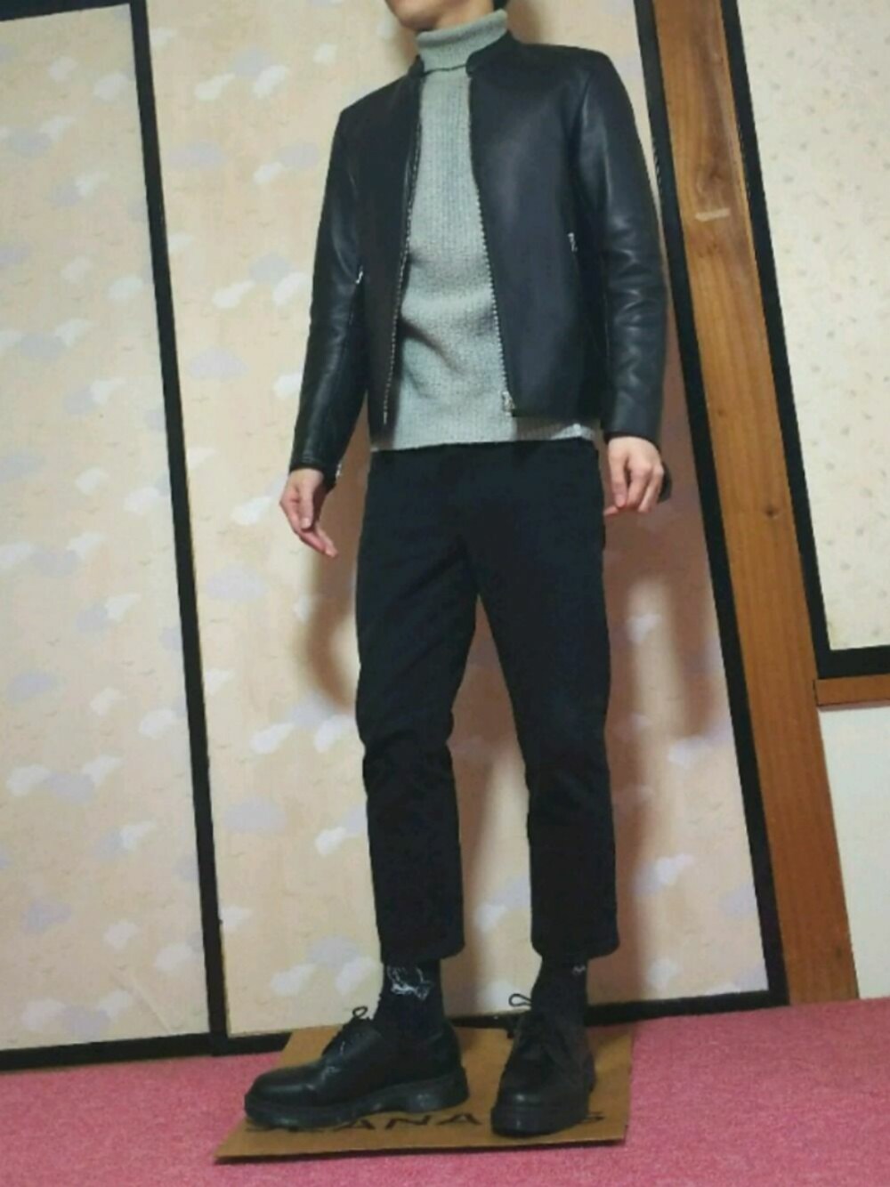 「シンプル、秋冬、ライダース、ドクターマーチン、靴下チラ見せ」｜「LIDNMのアイテム（ライダースジャケット、ブラック系）」を使った、ひろさん（メンズ・168cm）の冬コーディネートの1枚目の写真