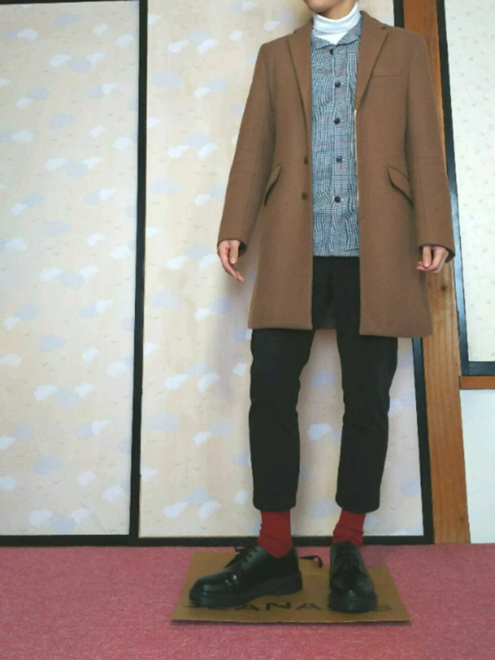 「タートルネック、チェックシャツ、革靴、黒パンツ、ドクターマーチン」｜「NANO・UNIVERSのアイテム（チェスターコート、ベージュ系）」を使った、ひろさん（メンズ・168cm）の夏コーディネートの1枚目の写真