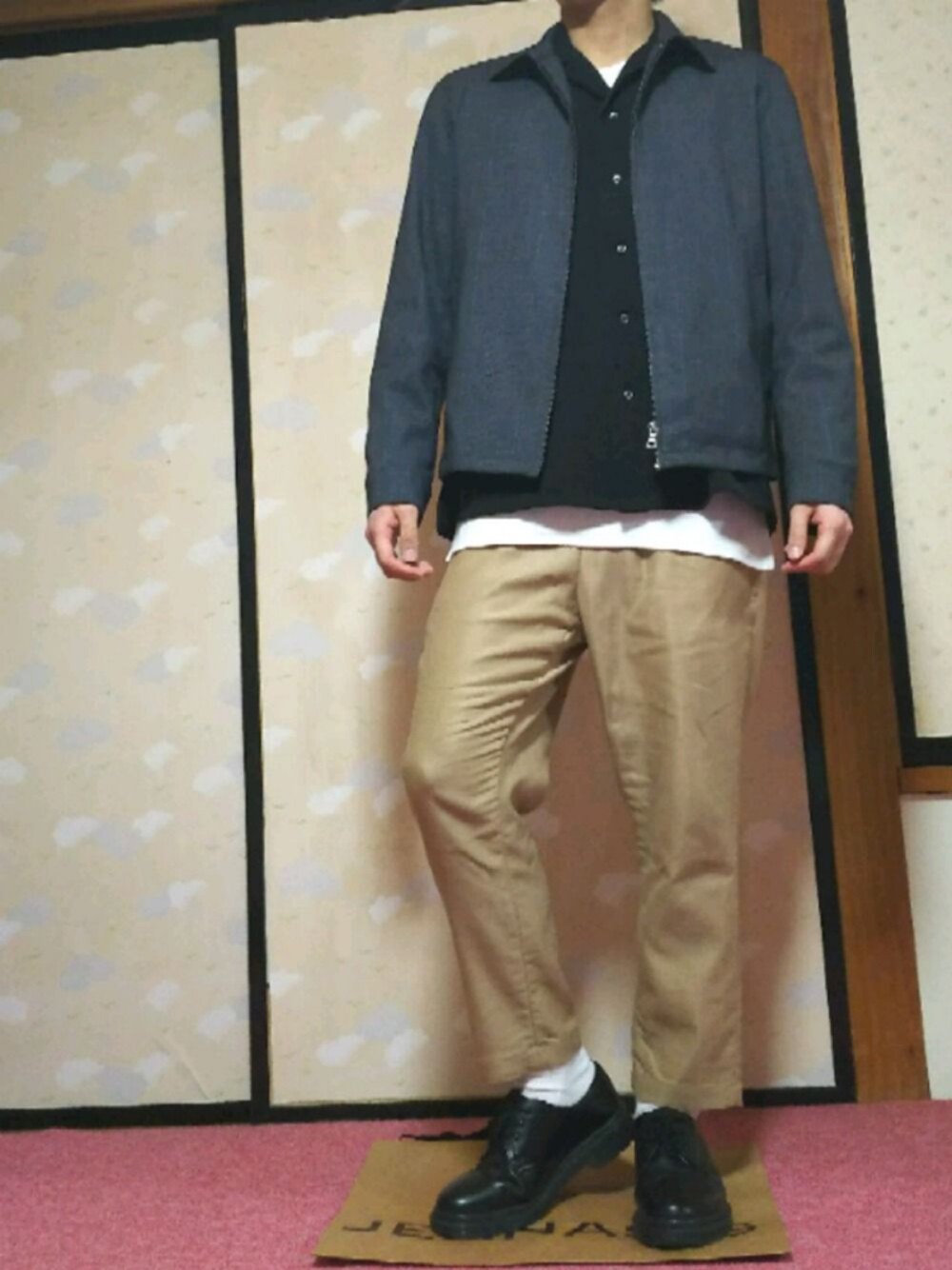 「シンプルコーデ、秋のコーデ、おしゃれさんと繋がりたい、きれいめカジュアル、ドクターマーチン、オープンカラーシャツ」｜「GUのアイテム（その他アウター、グレー系）」を使った、ひろさん（メンズ・168cm）の夏コーディネートの1枚目の写真