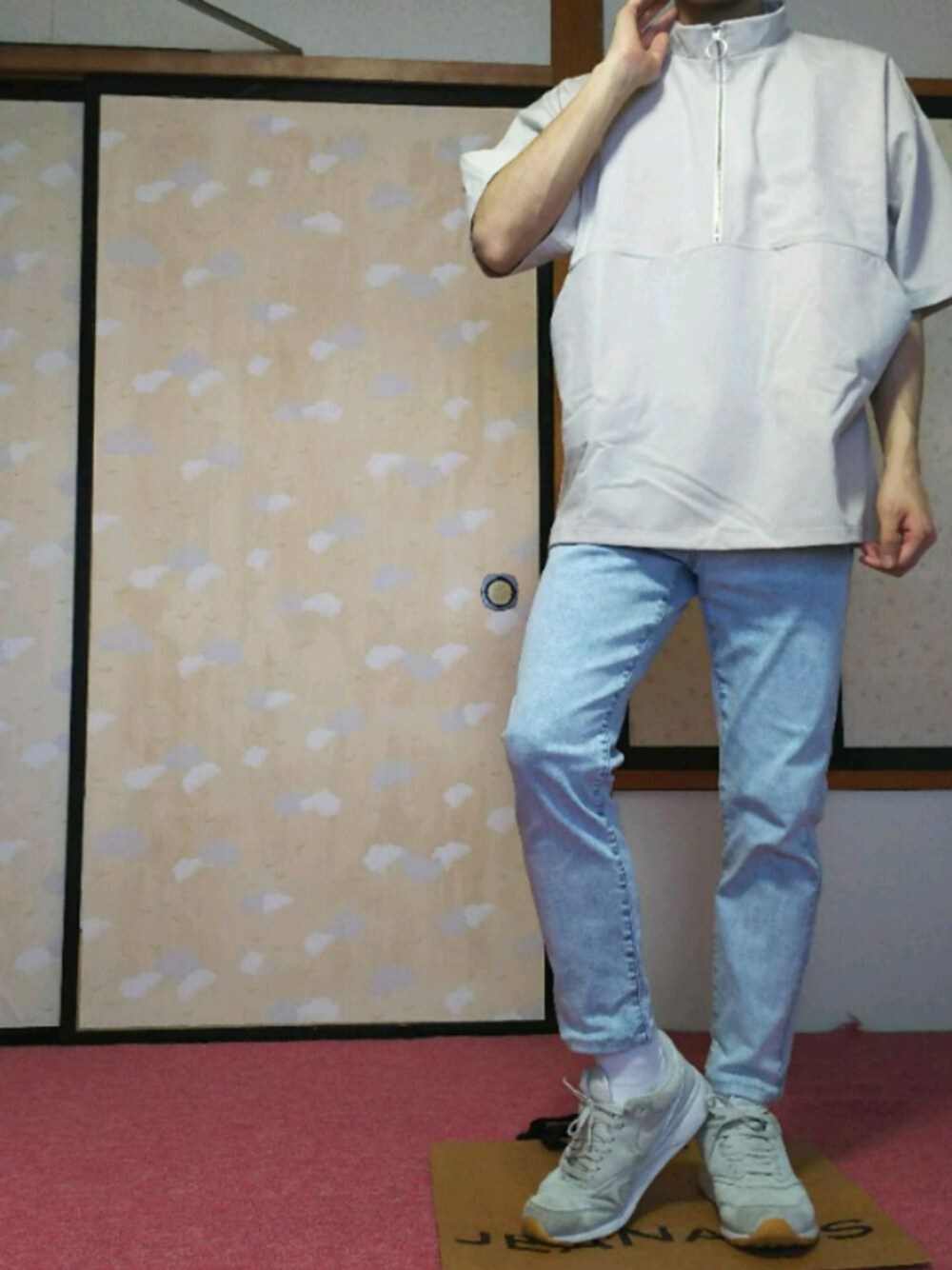 「おしゃれさんと繋がりたい、カジュアルコーデ、オーバーサイズ、シンプル、夏コーデ、ビッグシルエット、ゆるコーデ、デニムパンツ」｜「HAREのアイテム（Tシャツ/カットソー、ホワイト系）」を使った、ひろさん（メンズ・168cm）の秋コーディネートの1枚目の写真