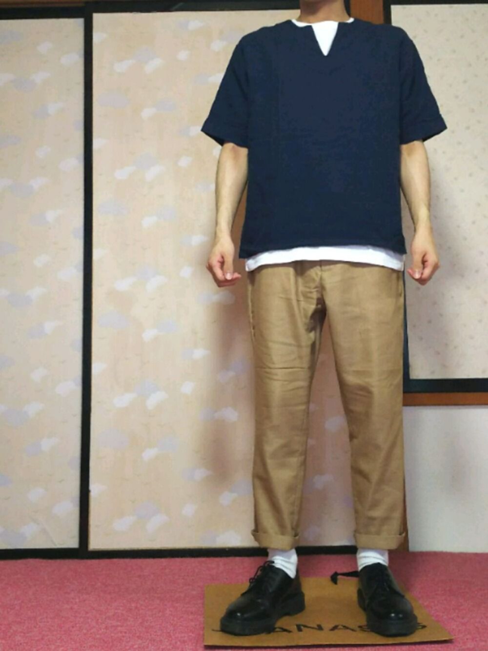 「シンプルコーデ、夏コーデ、ベージュ」｜「RAGEBLUEのアイテム（Tシャツ/カットソー、ブルー系）」を使った、ひろさん（メンズ・168cm）の秋コーディネートの1枚目の写真