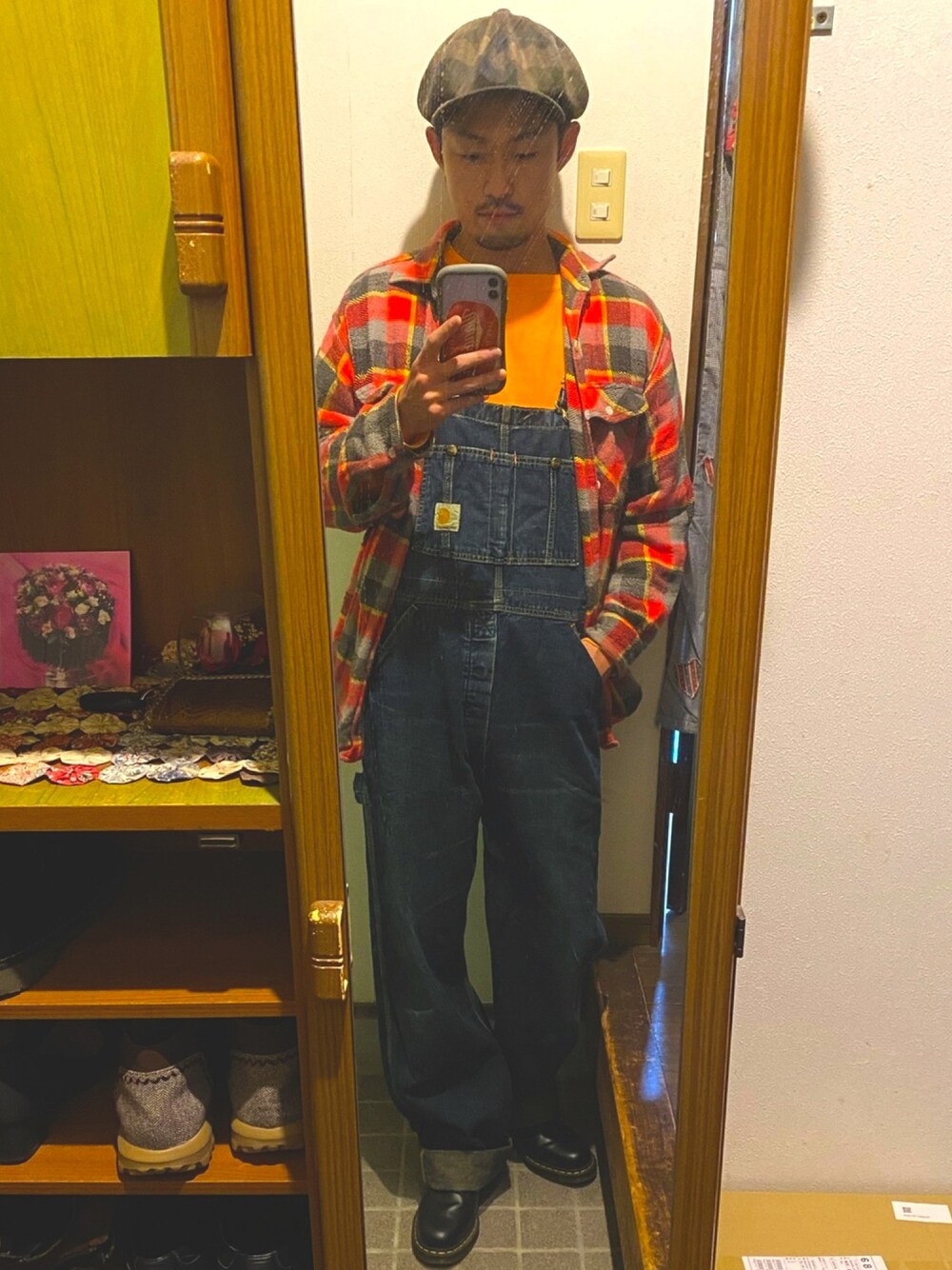 「古着」｜「Carharttのアイテム（つなぎ/オールインワン、ブルー系）」を使った、RENTOさん（メンズ・178cm）の冬コーディネートの1枚目の写真