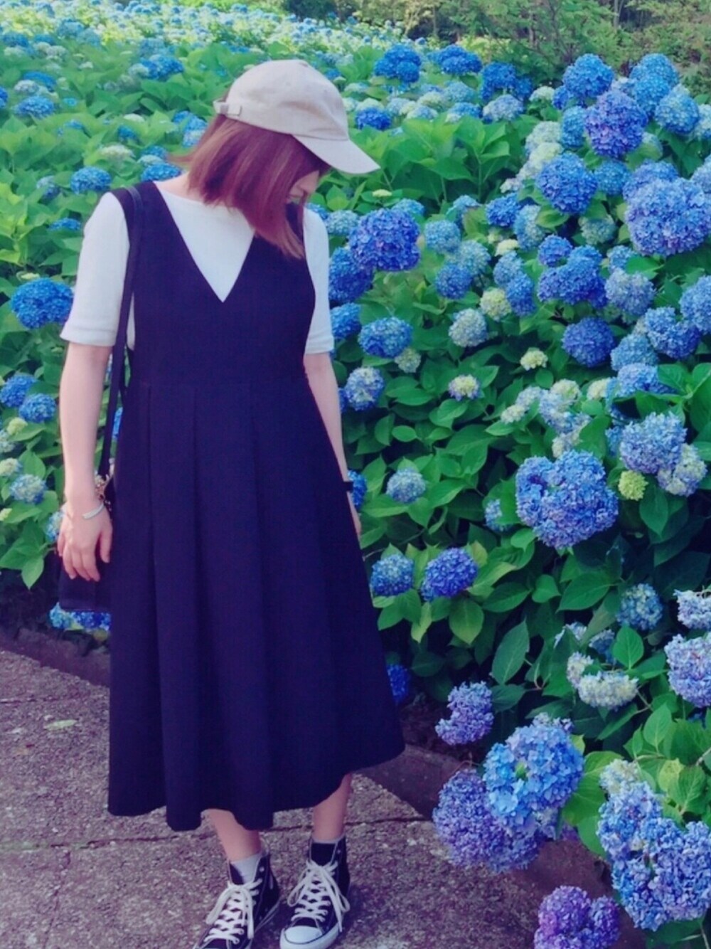 「シンプル、ゆるコーデ、ワンピース、スニーカー、コンバース、紫陽花、黒、キャップ、モノトーン、マタニティ」｜「KBFのKBF BIGプリーツジャンパースカート（ジャンパースカート、ブラック系）」を使った、sa＊koさん（レディース・163cm）の夏コーディネートの1枚目の写真