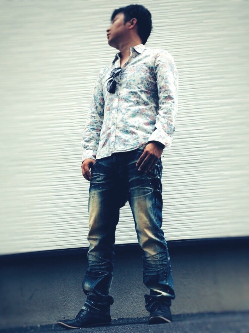 ブルー系のデニムパンツ、その他のシャツ/ブラウス、ブラック系のドレスシューズを着用したメンズの夏コーディネートの1枚目の写真