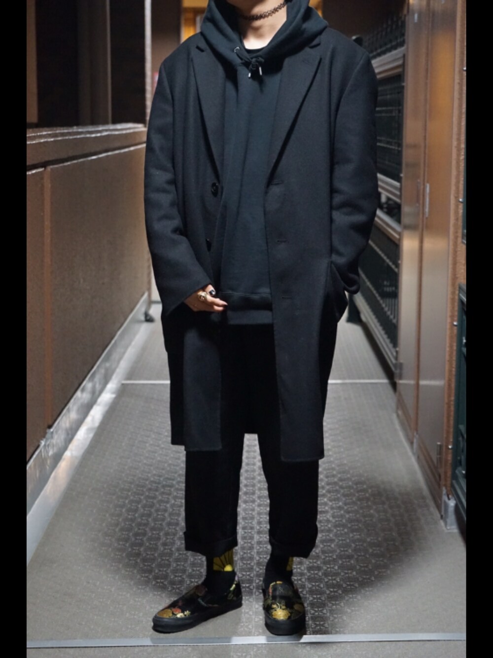 「UNIQLOU、UNIQLO、comme des garçons homme plus、gosharubchinskiy、paccbet、VANS、OPENING CEREMONY、正月、黒、チェスターコート」｜「UNIQLOのアイテム（チェスターコート、ブラック系）」を使った、F.Kentaroさん（メンズ・175cm）の冬コーディネートの1枚目の写真