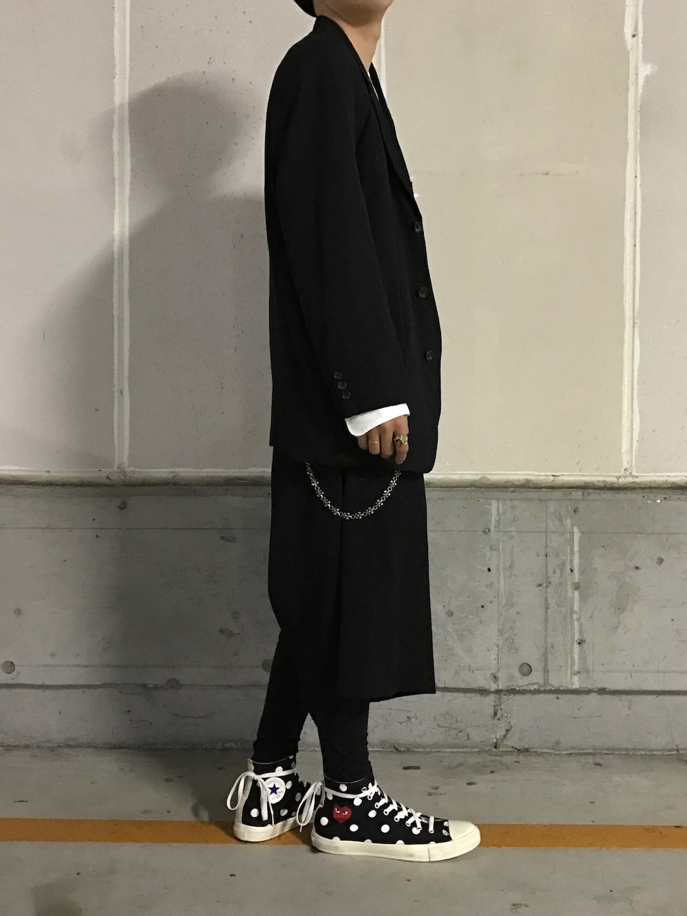 「COMME des GARCONS HOMME PLUS、COMME des GARÇONS、UNIQLO、PLAY comme des garcons、サルエルショーツ、黒白、モード」｜「COMME des GARCONS HOMME PLUSのアイテム（スーツジャケット、ブラック系）」を使った、F.Kentaroさん（メンズ・174cm）の春コーディネートの1枚目の写真