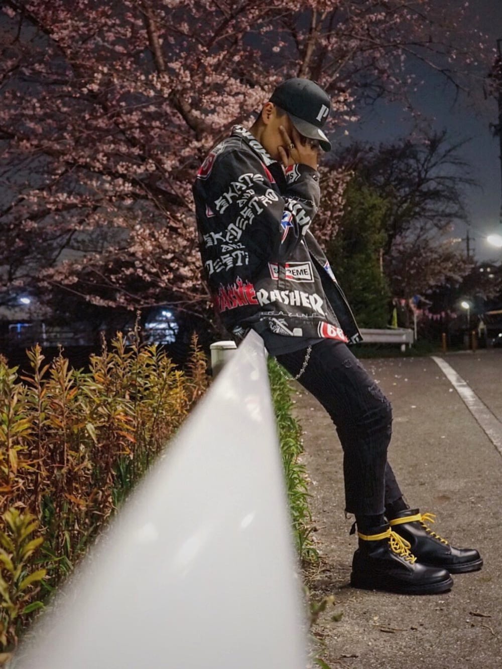 「supreme、Dr.Martens、theparkingginza、cutoff denim、花見」｜「THE PARK・ING GINZAのアイテム（キャップ、ブラック系）」を使った、F.Kentaroさん（メンズ・174cm）の春コーディネートの1枚目の写真