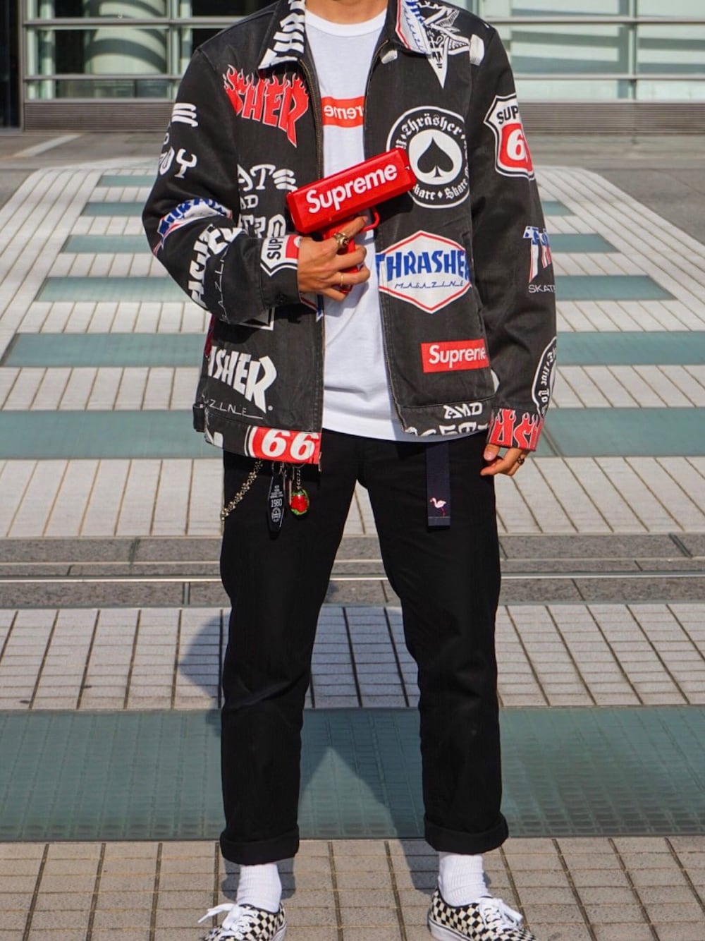 「supreme、THRASHER、Dickies、VANS」｜「Supreme のアイテム（Tシャツ/カットソー、ホワイト系）」を使った、F.Kentaroさん（メンズ・174cm）の春コーディネートの1枚目の写真