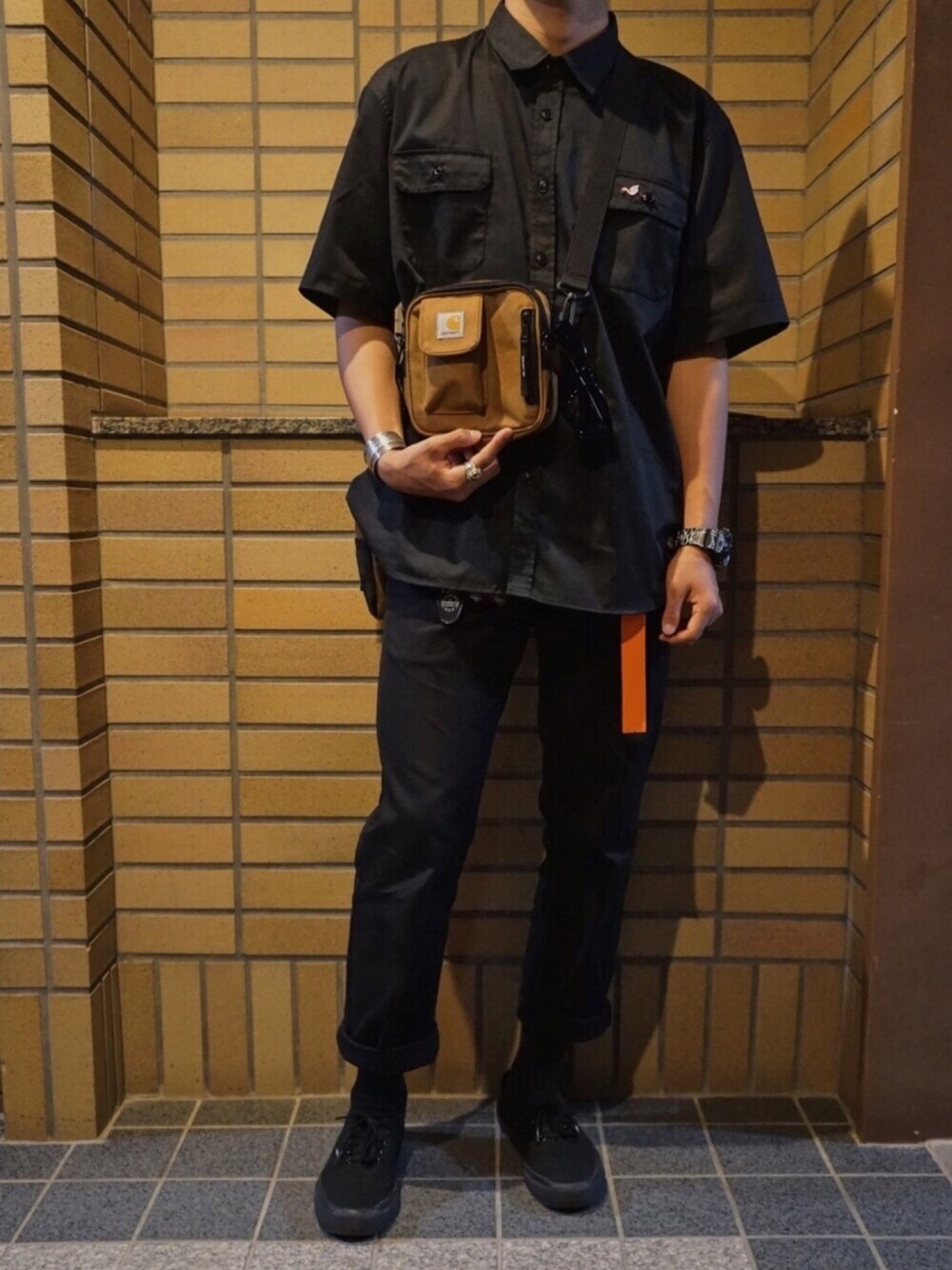 「Dickies、carhartt、VANS、street、simple、黒」｜「Dickiesの【THRASHER】 TCツイル刺繍入り半袖ワークシャツ [ ルーズフィット ]（シャツ/ブラウス、ブラック系）」を使った、F.Kentaroさん（メンズ・174cm）の春コーディネートの1枚目の写真