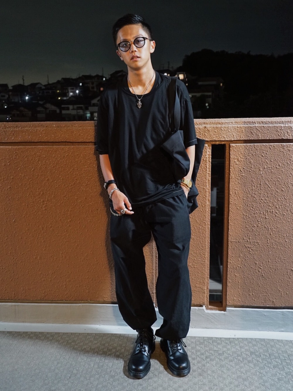 「sacramentfig、Honor gathering、yohjiyamamoto、yohjiyamamotopourhomme、YYPH、Dr.Martens、outfit、mood、black」｜「Honor gatheringのアイテム（Tシャツ/カットソー、ブラック系）」を使った、F.Kentaroさん（メンズ・175cm）の夏コーディネートの1枚目の写真