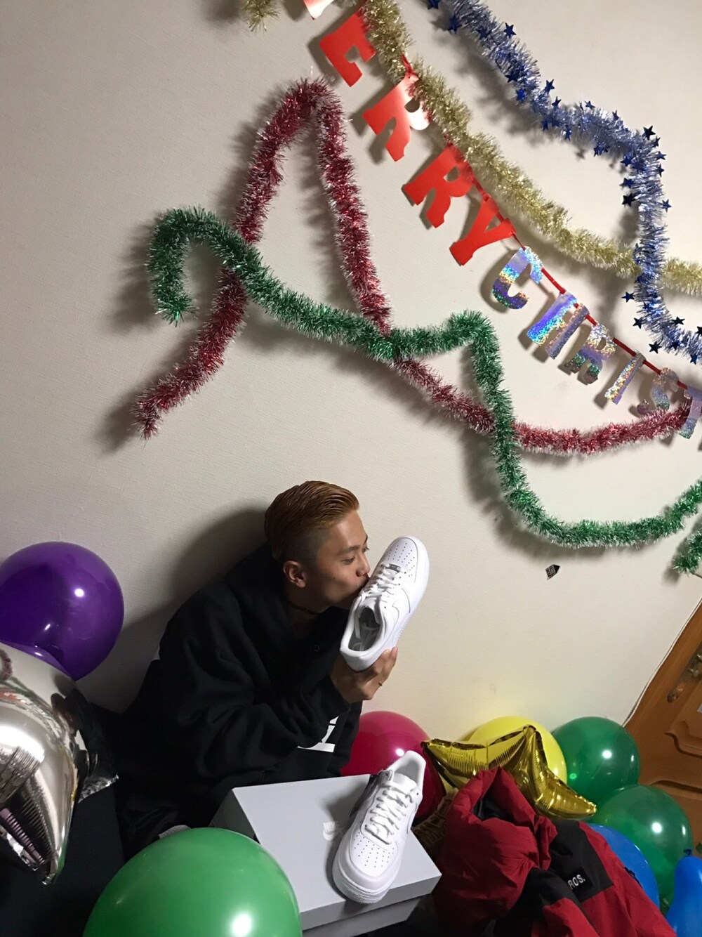 「christmas、Christmas Eve、NIKE、AF1、outfit」｜「NIKEのアイテム（スニーカー、ホワイト系）」を使った、F.Kentaroさん（メンズ・175cm）の冬コーディネートの1枚目の写真