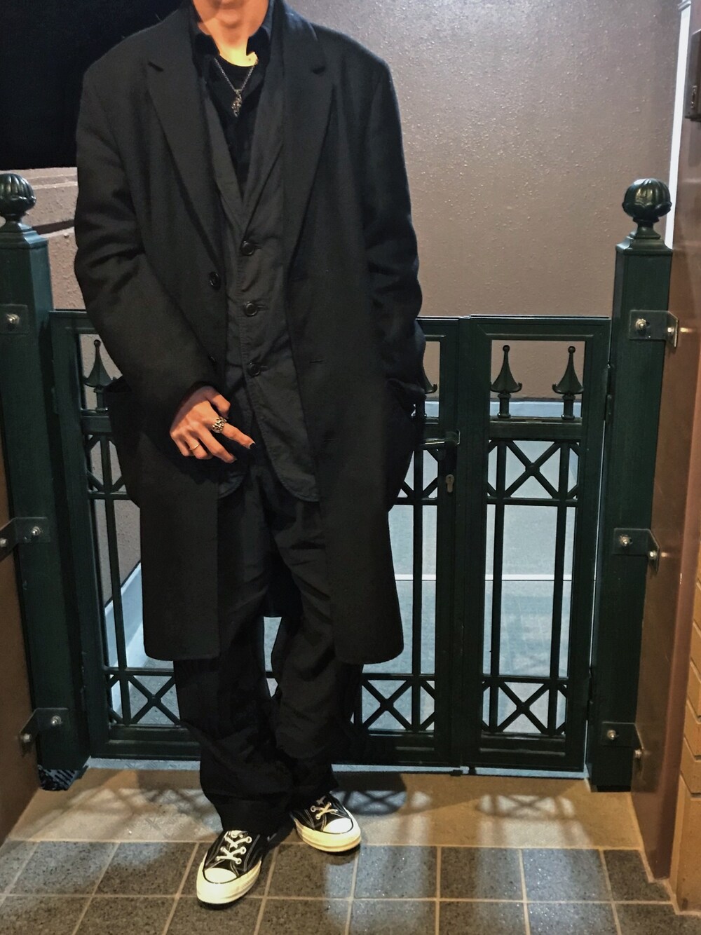 「yohjiyamamoto、yohji yamamoto pour homme、YYPH、UNIQLO、converse、CT70s、outfit」｜「UNIQLOのアイテム（チェスターコート、ブラック系）」を使った、F.Kentaroさん（メンズ・175cm）の冬コーディネートの1枚目の写真