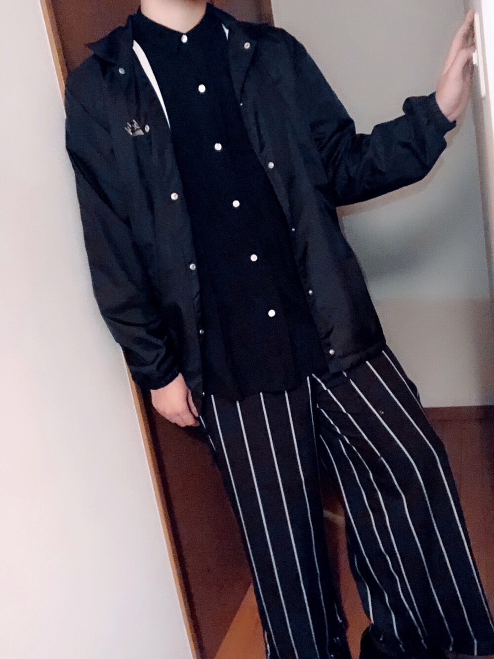 「ストライプパンツ、コーチジャケット、サブサエティ(Subciety)、HARE、モードストリート」｜「Subcietyのアイテム（ナイロンジャケット、ブラック系）」を使った、みさん（メンズ・178cm）の冬コーディネートの1枚目の写真
