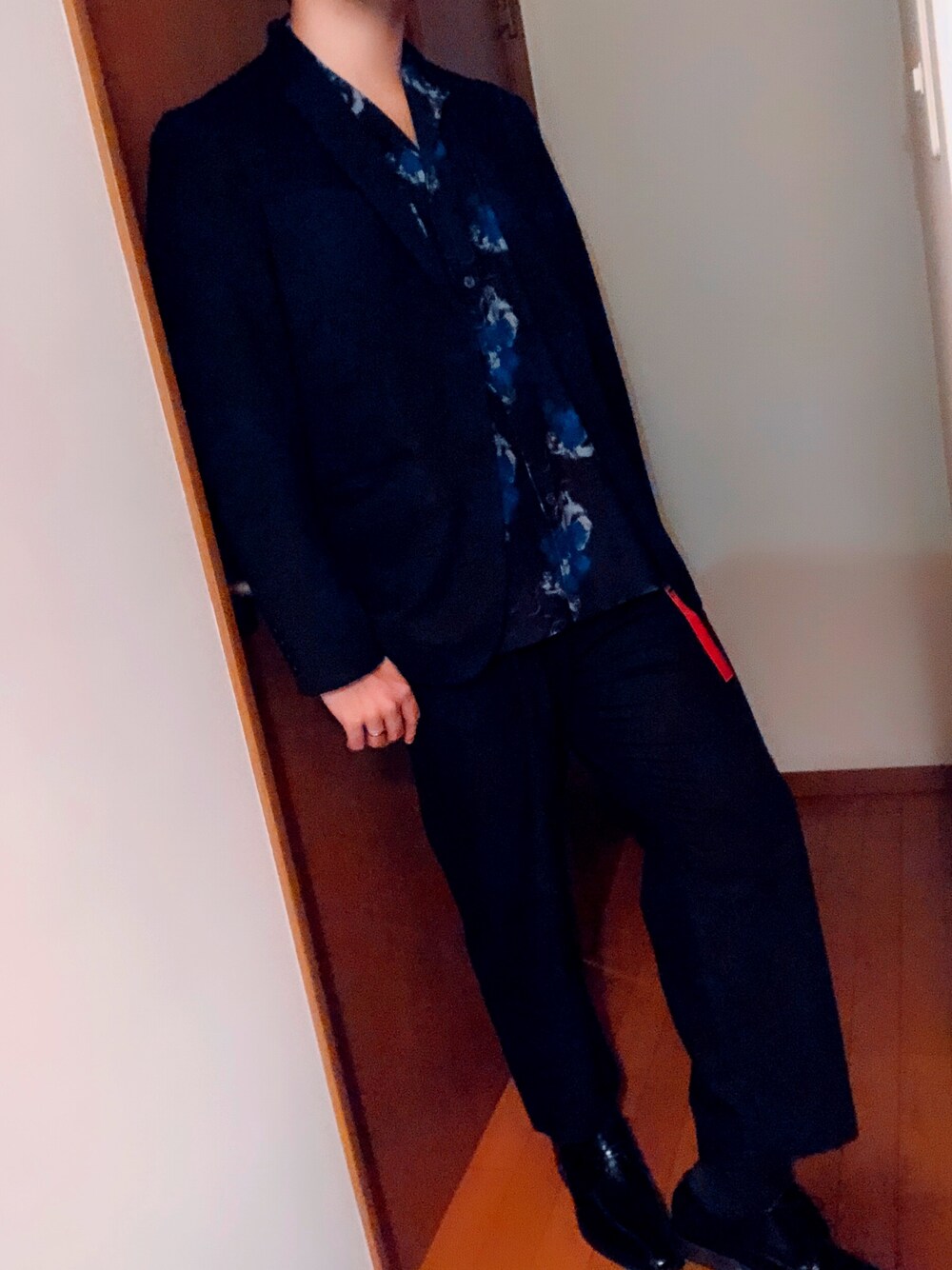 「モードストリート、花柄シャツ、ワイドパンツ、HARE」｜「古着のアイテム（ノーカラージャケット、ブラック系）」を使った、みさん（メンズ・178cm）の冬コーディネートの1枚目の写真
