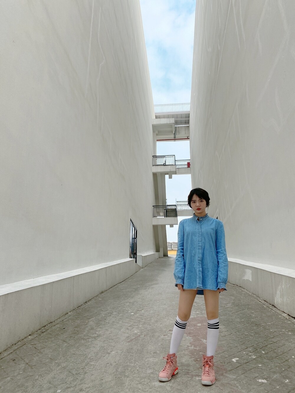 「AJ6」｜「NIKEのアイテム（スニーカー、ピンク系）」を使った、飛鳥さん（レディース・157cm）の冬コーディネートの1枚目の写真