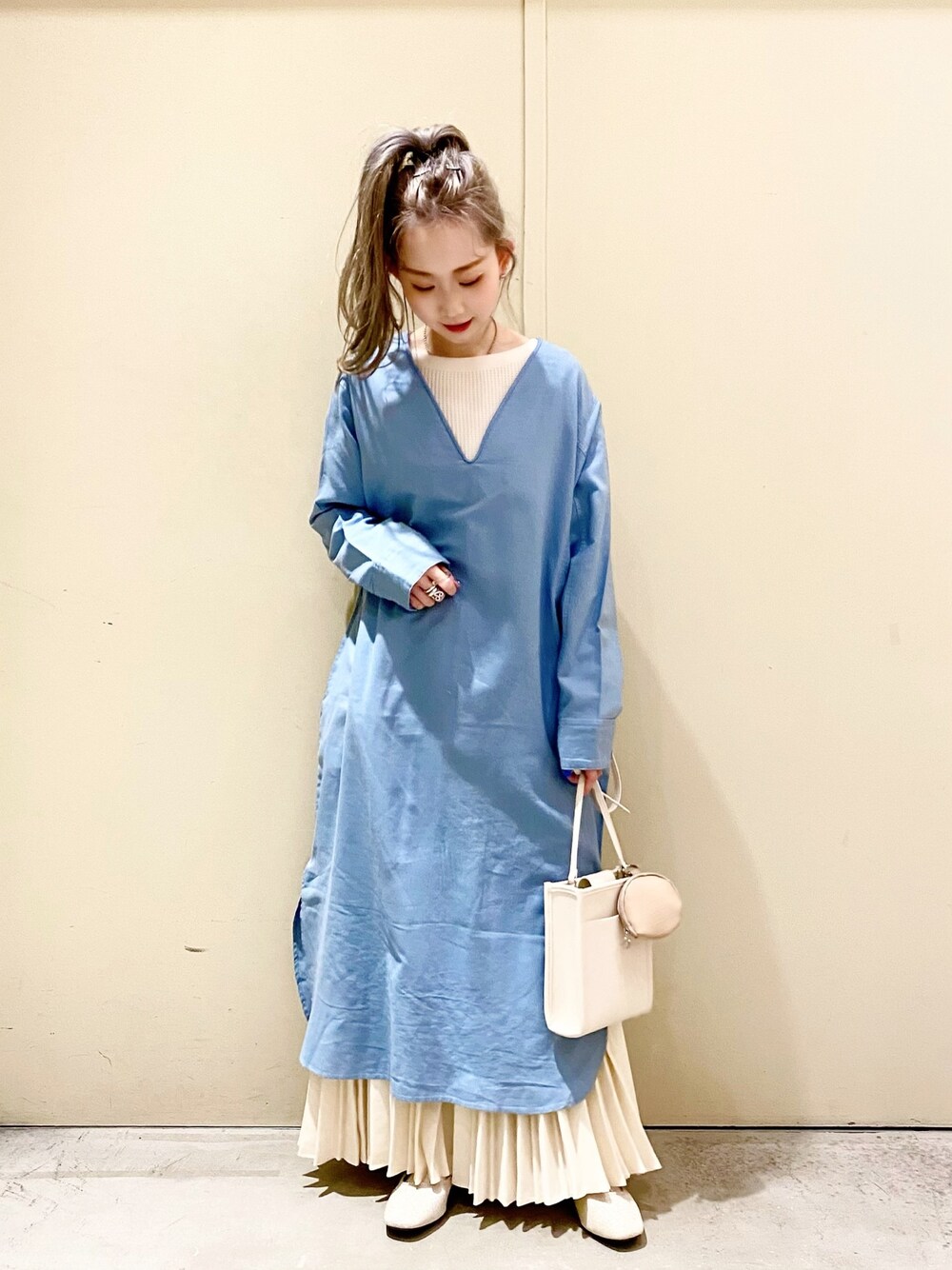 「niko and ...、ニコアンド、低身長コーデ、私の推しブランド、大人コーデ、おしゃれさんと繋がりたい、大人カジュアル、ゆるコーデ、ショルダーバッグ、ホワイト」｜「niko and...のカフタン風ロングシャツワンピース（シャツワンピース、ブルー系）」を使った、すなぎもさん（レディース・153cm）の冬コーディネートの1枚目の写真