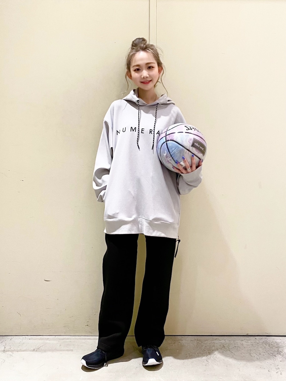 「niko and ...、ニコアンド、NUMERALS、ヌメラルズ、低身長コーデ、スポーツウェア、おしゃれさんと繋がりたい、スニーカー、メンズライク、私の推しブランド」｜「niko and...のアイテム（パーカー、グレー系）」を使った、すなぎもさん（レディース・153cm）の冬コーディネートの1枚目の写真