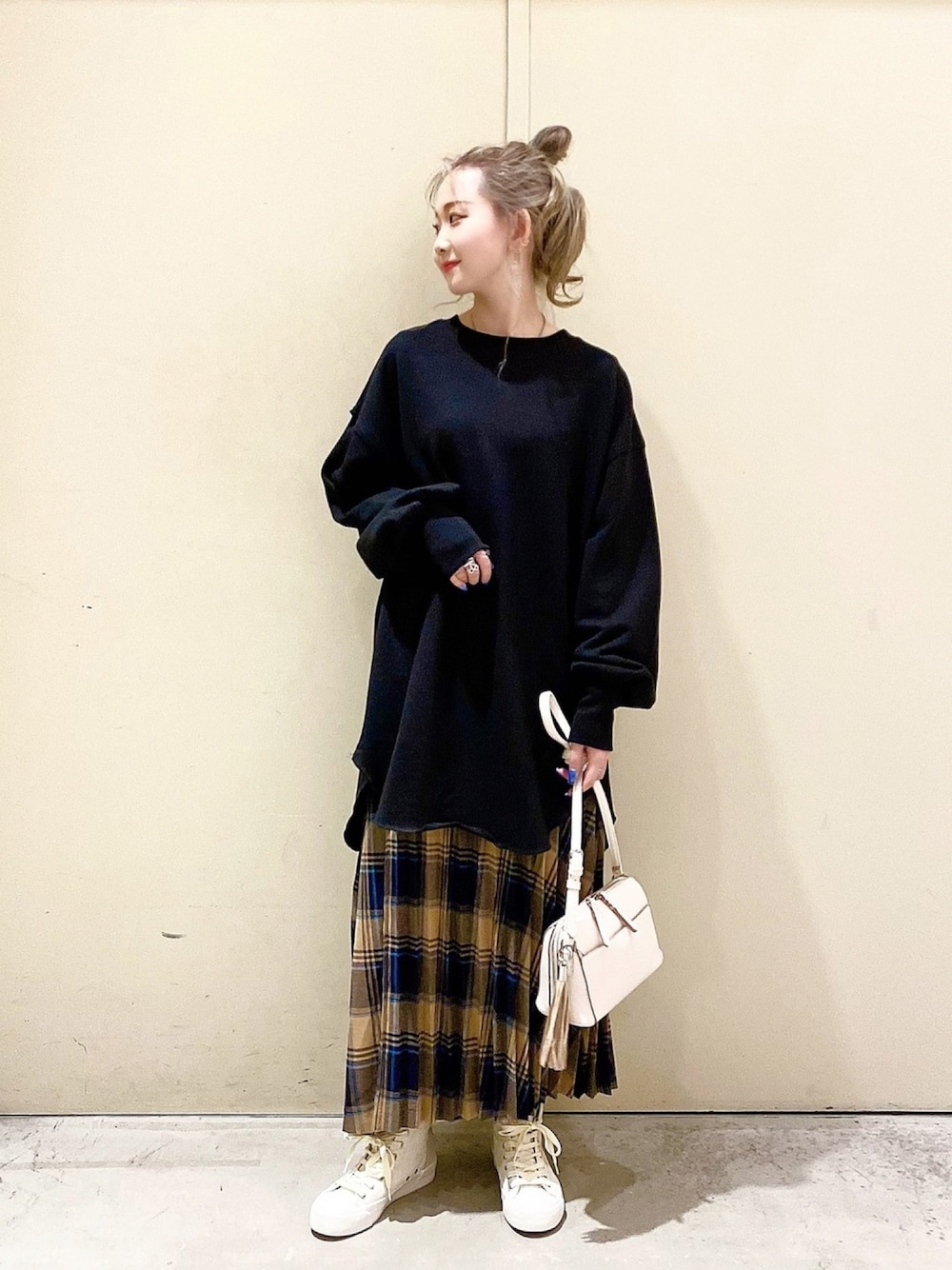 ブラック系のTシャツ/カットソー、ベージュ系のショルダーバッグ、ホワイト系のスニーカーを着用したレディースの冬コーディネートの1枚目の写真