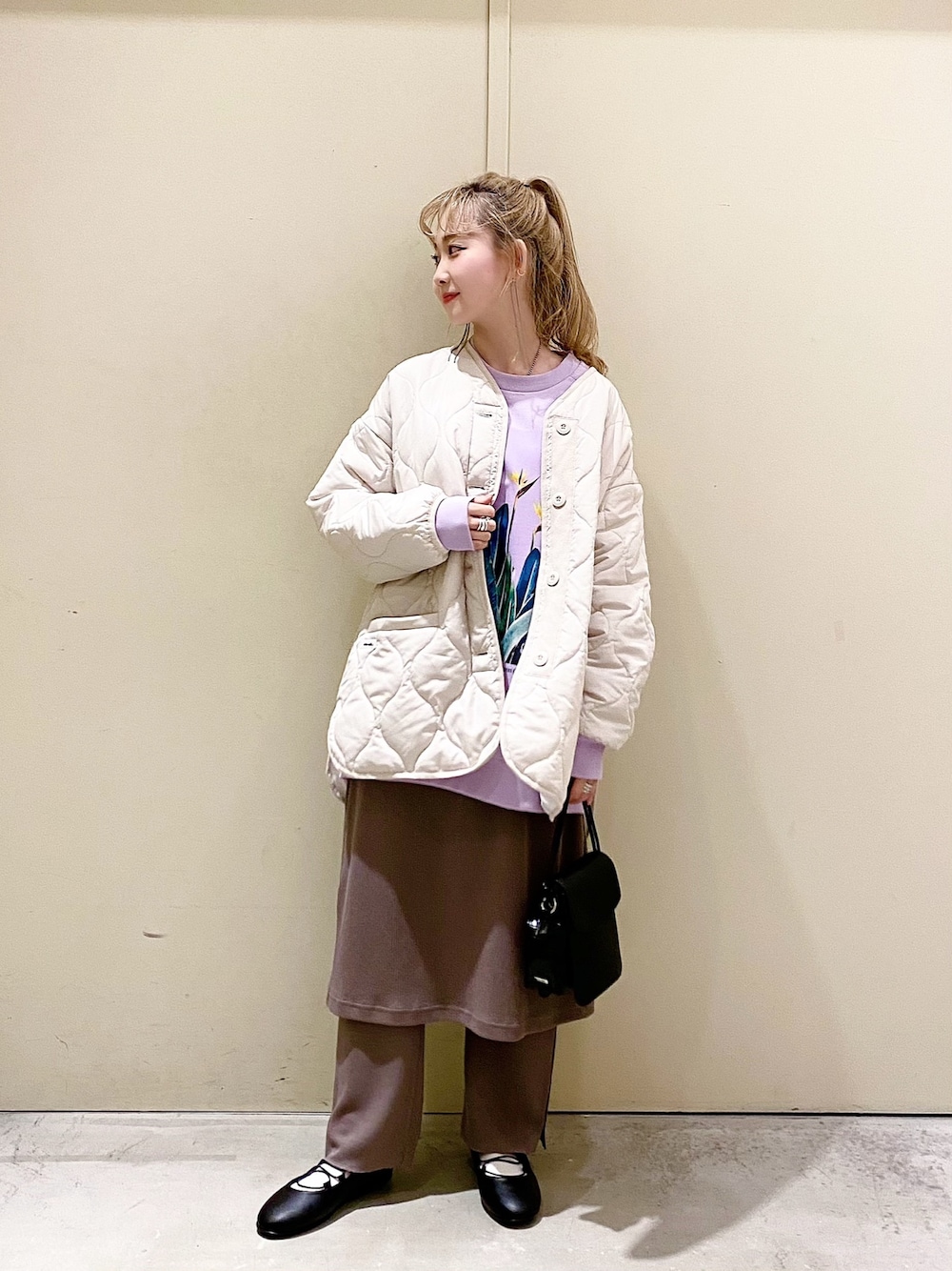 ベージュ系のノーカラージャケット、パープル系のTシャツ/カットソー、ブラウン系のその他パンツを着用したレディースの冬コーディネートの1枚目の写真
