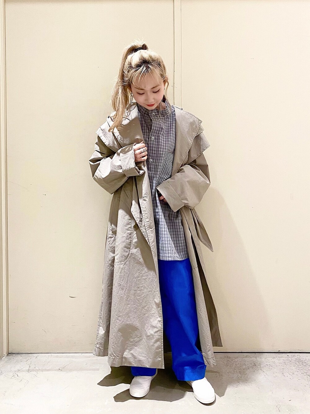 「ニコアンド、niko and ...、低身長、トレンチコート、カラーパンツ、チェックシャツ、スニーカー、春、大人カジュアル、スニーカーコーデ」｜「niko and...のサステナブルコットン超高密2WAYトレンチコート（その他アウター、グレー系）」を使った、すなぎもさん（レディース・153cm）の冬コーディネートの1枚目の写真
