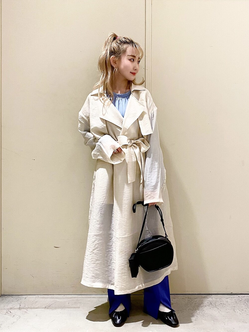 ベージュ系のトレンチコート、ブルー系のTシャツ/カットソー、ブルー系のその他パンツを着用したレディースの春コーディネートの1枚目の写真